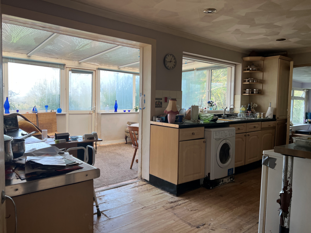 Lot: 11 - LARGE DETACHED BUNGALOW FOR UPDATING WITH POTENTIAL -